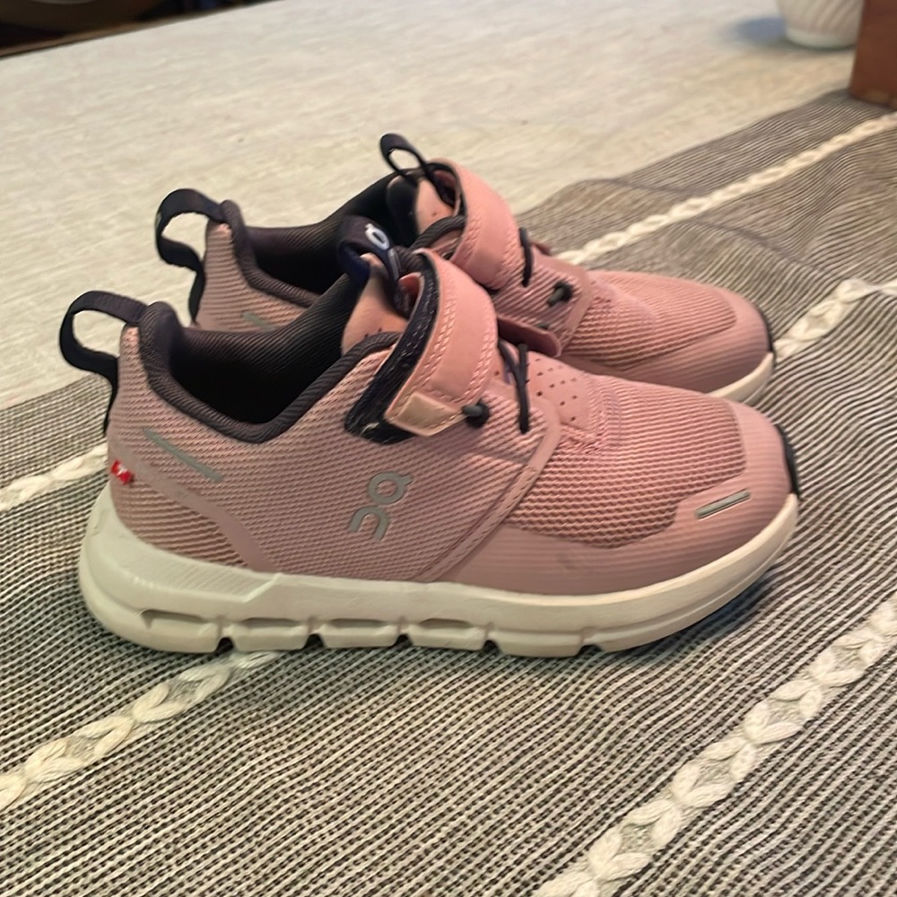 Toddler size 10.5 On Cloud sneaker shoes